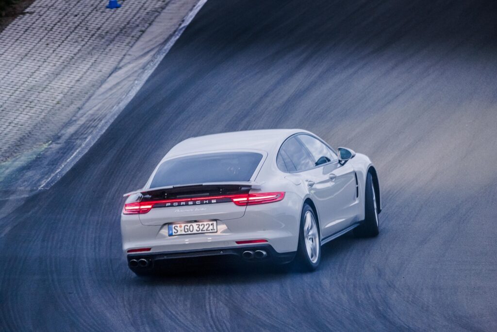 family car goes wild - im Porsche Panamera (2016) auf der Rennstrecke 9 Porsche Panamera im Drift
