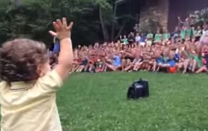 Mit nur 15 Monaten rockt er die Meute 43 15 Month Old Controls 500 Boys at Camp Rockmont YouTube