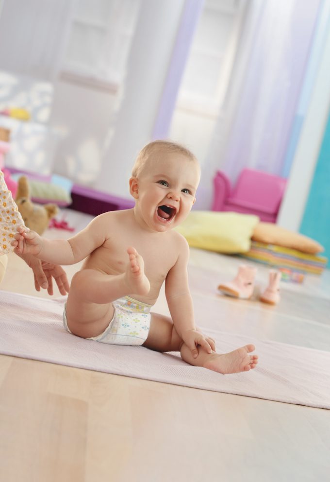 Fragen zu Windeln und Pampers gesucht 3 1 Pampers Kleine Entdecker Initiative 2015 Baby Visual