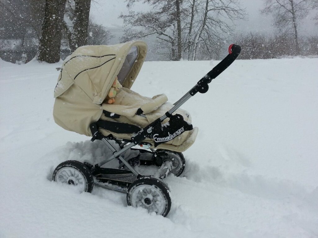 Kinderwagen Emmaljunga Mondial Duo Combi im Schnee