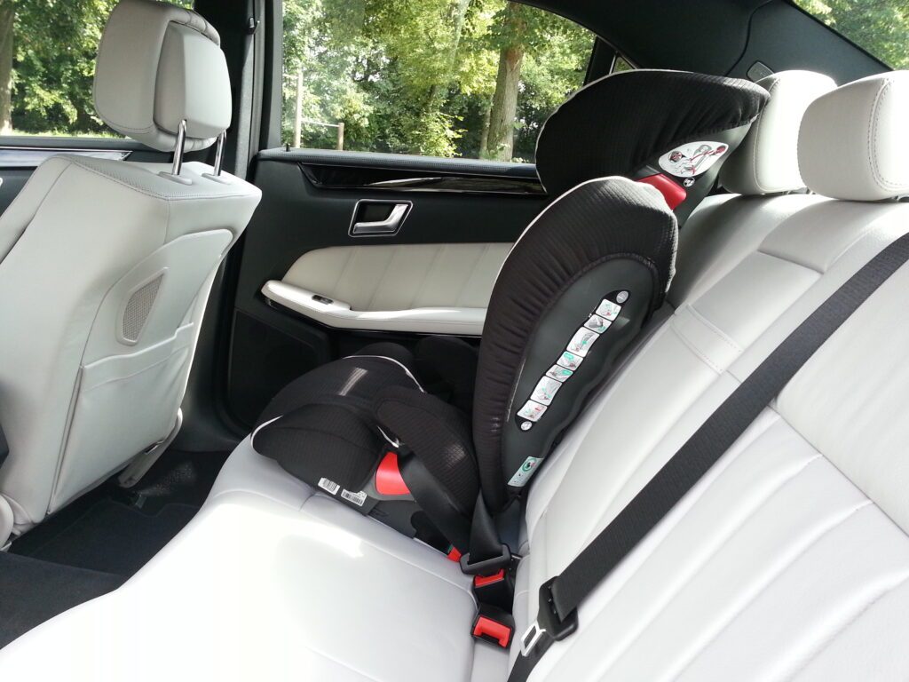 Baby an Bord: Mercedes-Modelle im Familien-Check 3 Mercedes-Benz E 300 BlueTec Hybrid Limousine (2013) Kindersitz