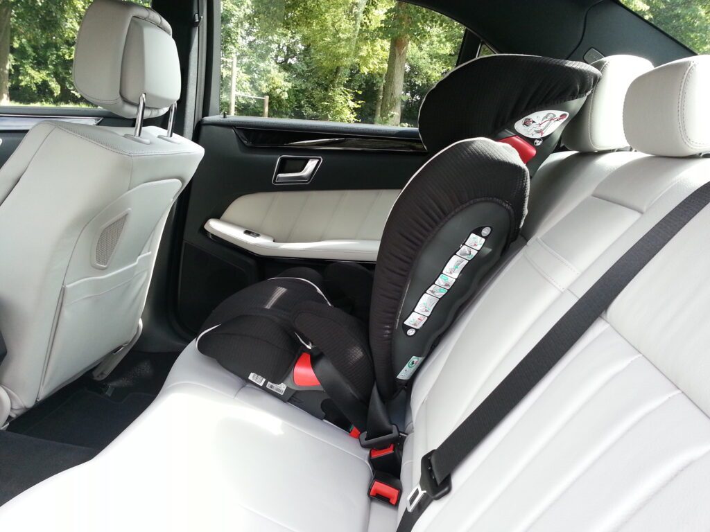 Mercedes-Benz E 300 BlueTec Hybrid Limousine (2013) Kindersitz