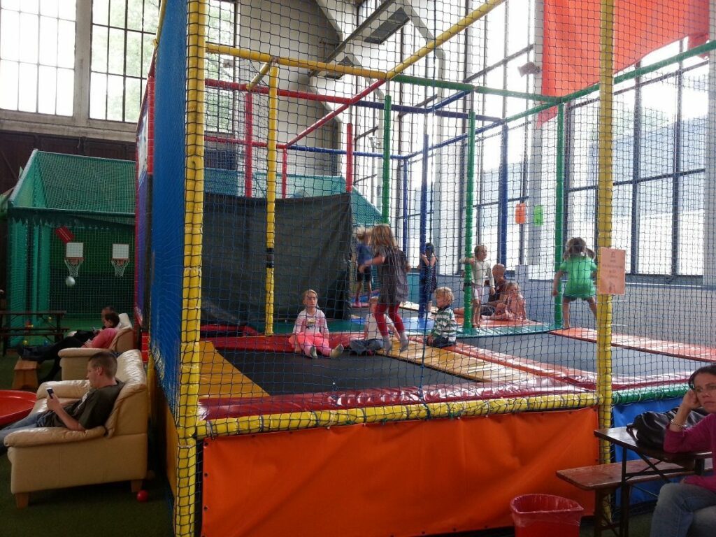 Spielstadt XXL in Hamburg 4 Die Trampolin-Ecke in der Spielstadt XXL