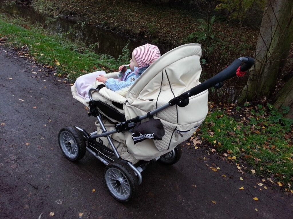 4 Jahreszeiten, ein Kinderwagen - Emmaljunga Mondial Duo Combi 47 Kinderwagen Emmaljunga Mondial Duo Combi mit Kind