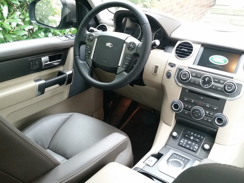 Land Rover Discovery (2016) Cockpit