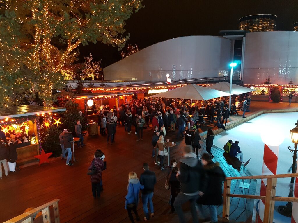 Mit Familie in der Winterwelt der Autostadt Wolfsburg 3 Autostadt Wolfsburg Winterwelt Budenzauber