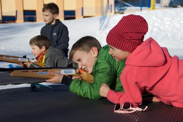 Zum Biathlon gehört auch eine ruhige Hand und Zielsicherheit