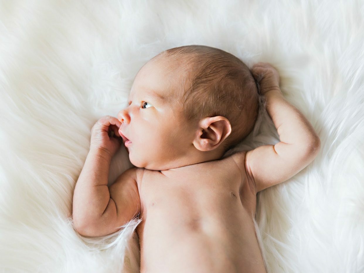 Baby Blubbern ist gut für den Bauch von kleinen Kindern