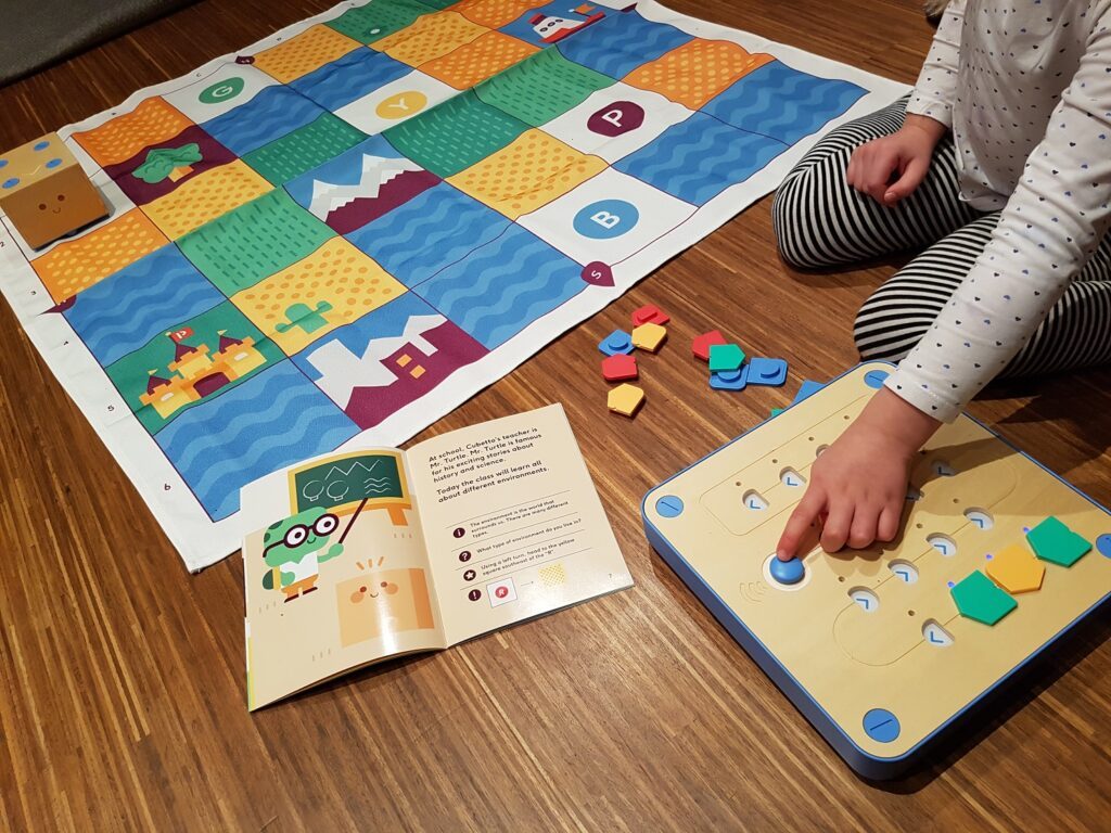 Baby Steve, Baby Marc und Baby Bill würden Cubetto spielen 4 primo toys cubetto Spielzeug