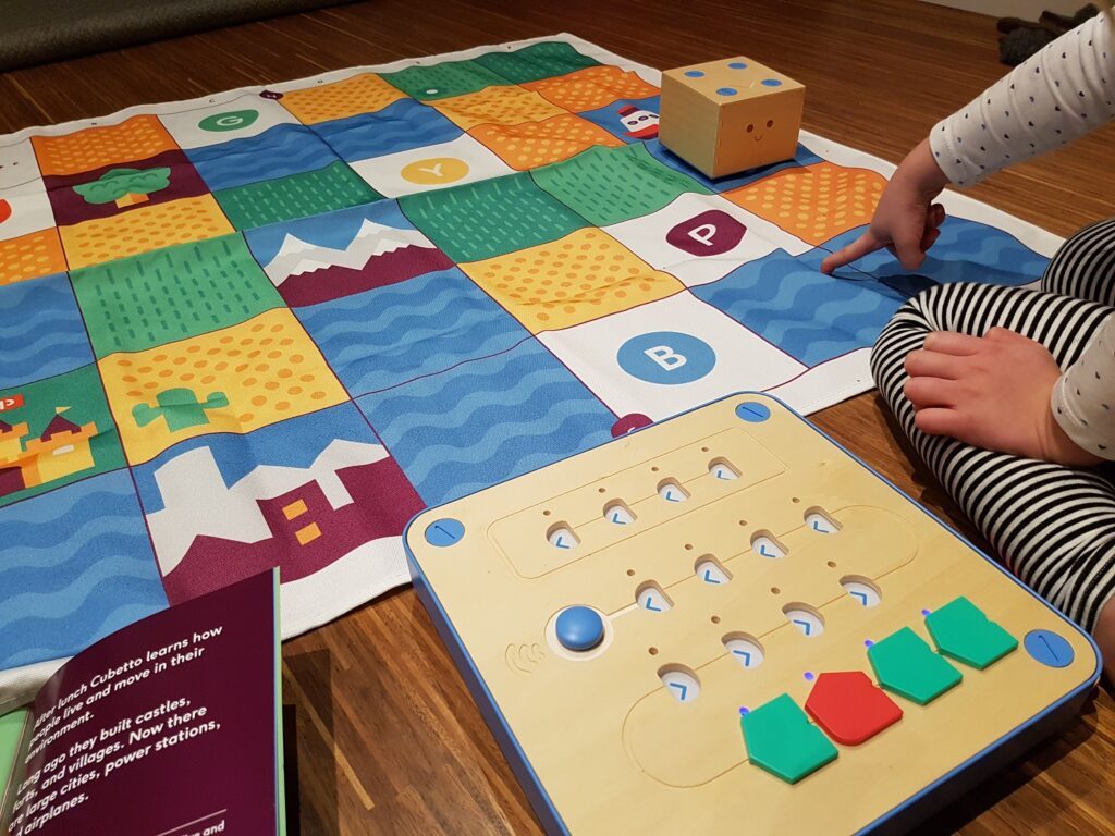 Baby Steve, Baby Marc und Baby Bill würden Cubetto spielen 3 primo toys cubetto coding