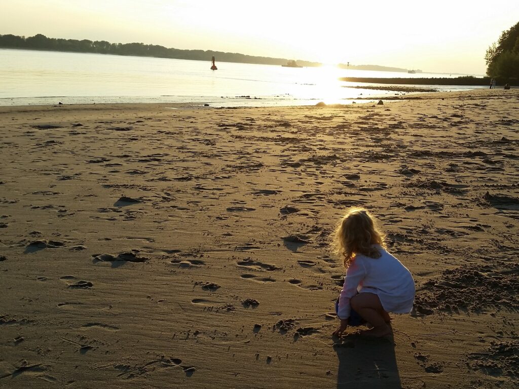 Ausflug-papa-tochter-elbstrand