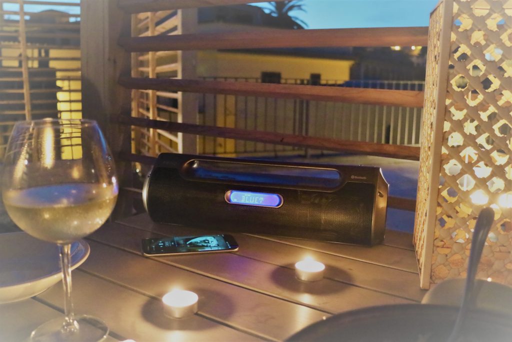 Die PEAQ Boombox beim Dinner auf der Dachterrasse