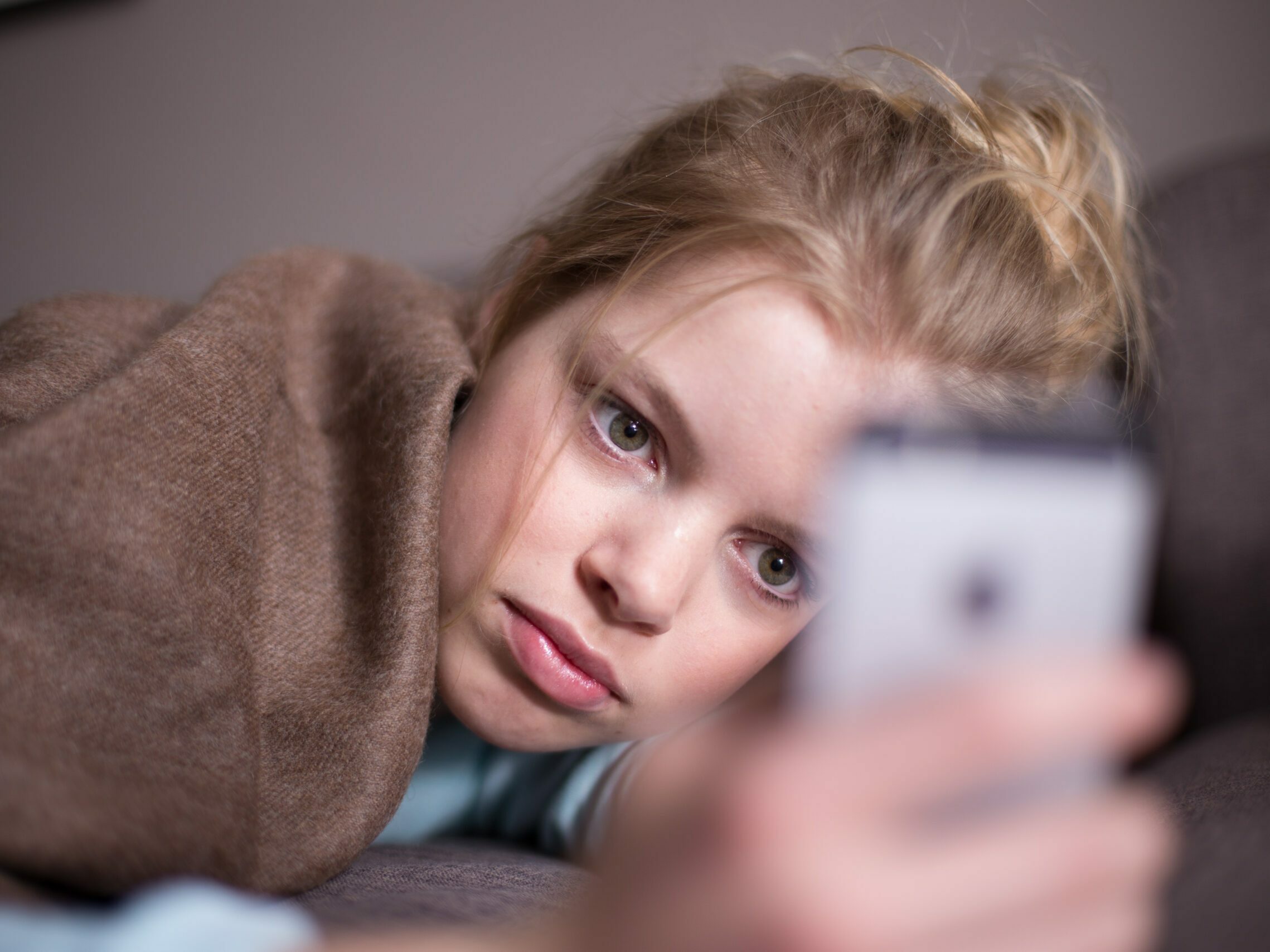 jugendliche die digital belaestigt werden fuehlen sich in der realen welt oft allein und ziehen sich von freunden und eltern zurueck scaled e1676634205222