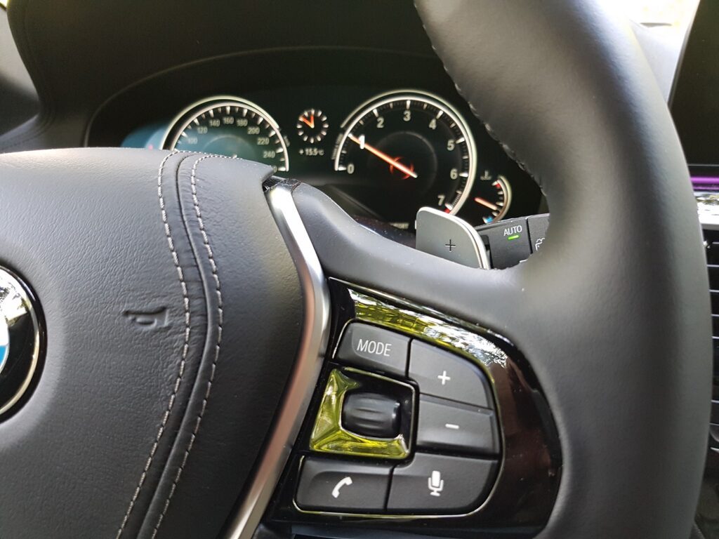 Familienauto BMW 530i Touring (2017) im Daddycheck 2 BMW 530i Touring Familienauto Lenkrad