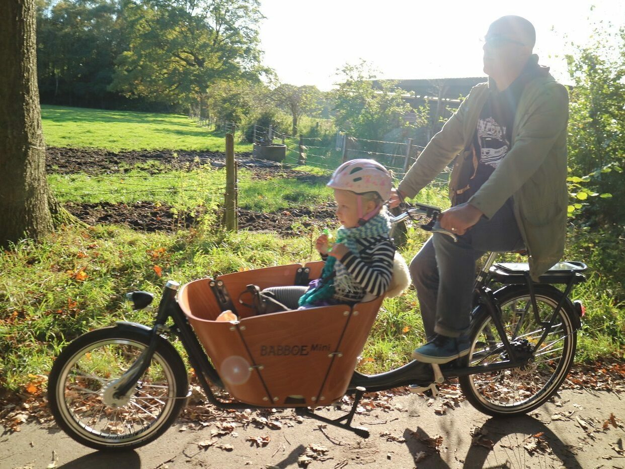 Babboe Mini E Lastenrad Vater Tochter e1676564407170