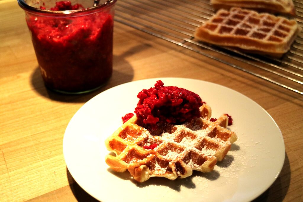 Koenic Waffeleisen KWA 3221 Waffel mit Himbeeren