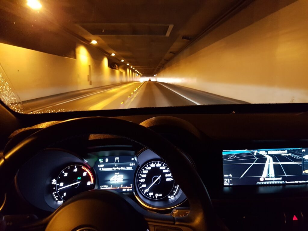 Hamburg for a day - im Alfa Romeo Stelvio (2017) von Enterprise rent-a-car 16 Enterprise Alfa Romeo Stelvio Tunnel