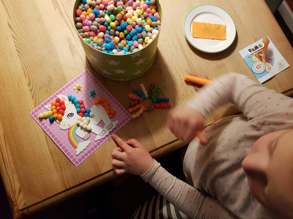 Come out and PlayMais - Kreativer Spielspaß für Kinder ab 3 Jahren 11 PlayMais Mosaic Einhorn