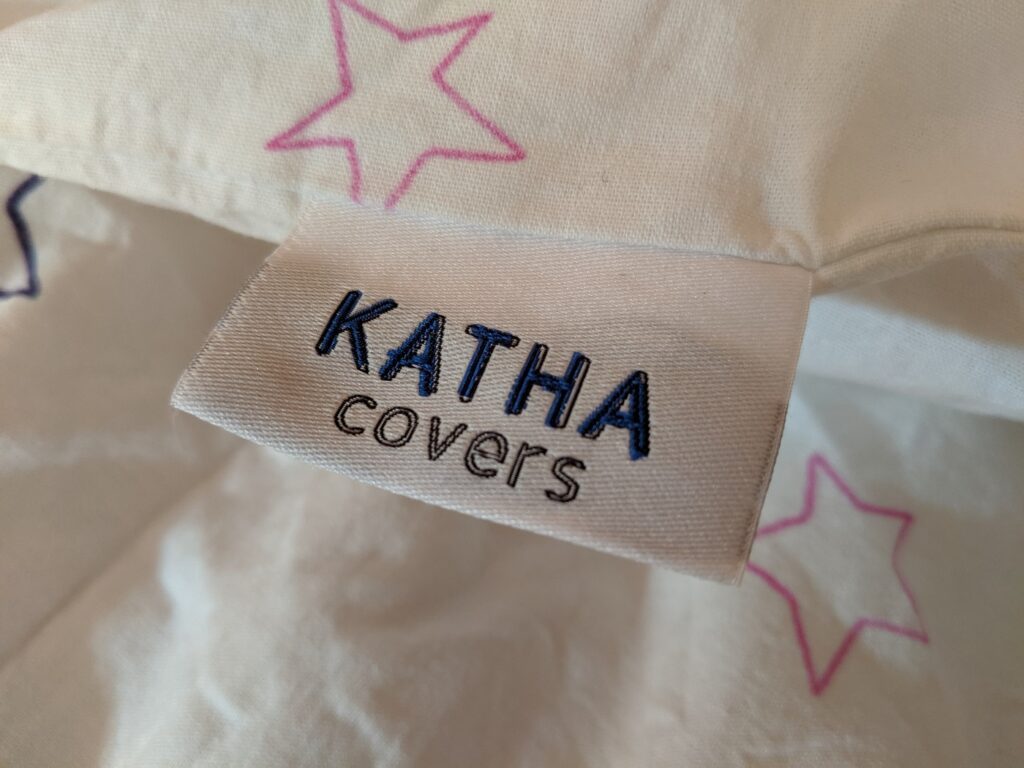 Enter Sandman - Süße Träume mit Bettwäsche von Katha Covers 2 katha Covers Logo