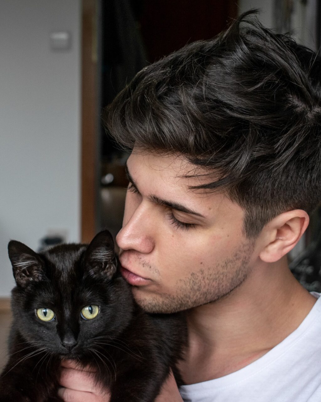 Buchautor Norman Wolf mit Katze