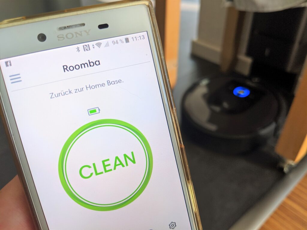 Papa kann Multitasking - dank iRobot Roomba i7+ 8 iRobot i7 Homebase