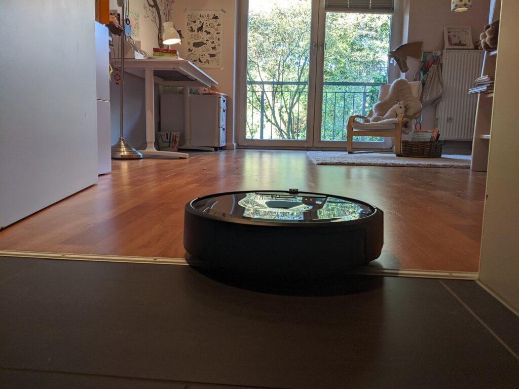 Papa kann Multitasking - dank iRobot Roomba i7+ 10 iRobot roomba i7 kinderzimmer saugroboter