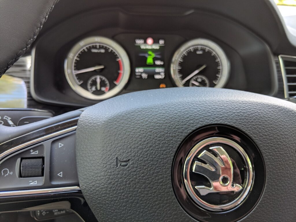Testfahrt mit dem Škoda Kodiaq (2018) zum Gardasee 11 Škoda Kodiaq Lenkrad