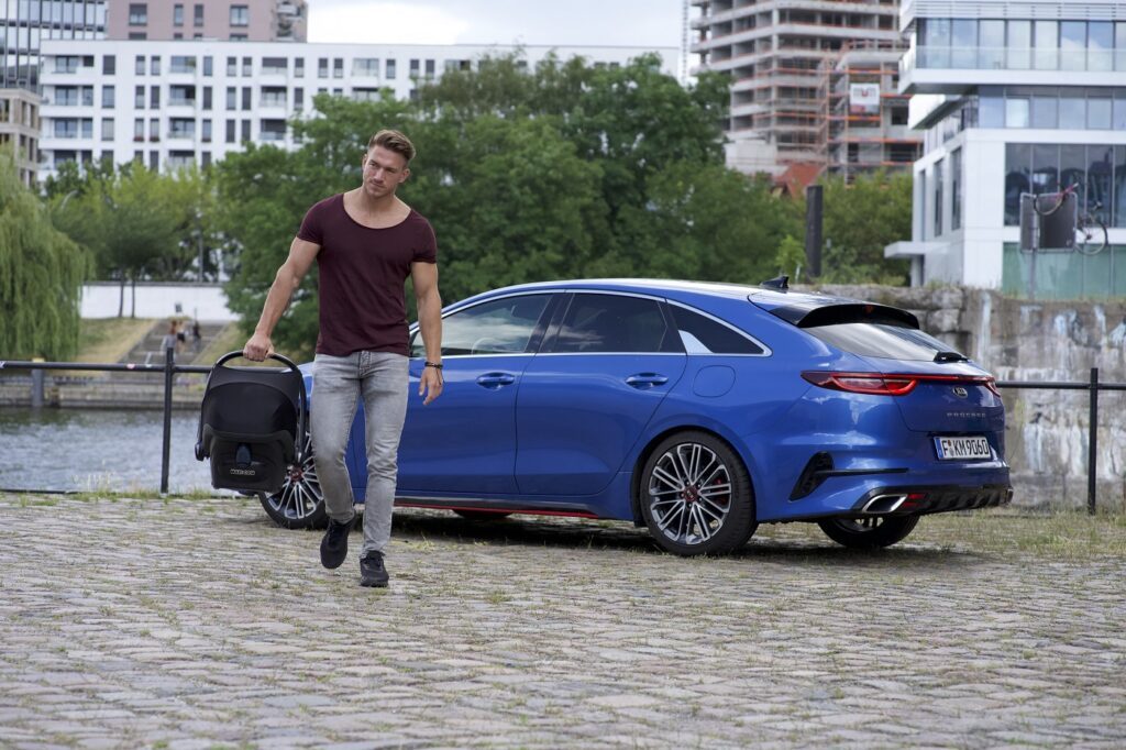 Patrick Fabian mit dem Kia ProCeed GT