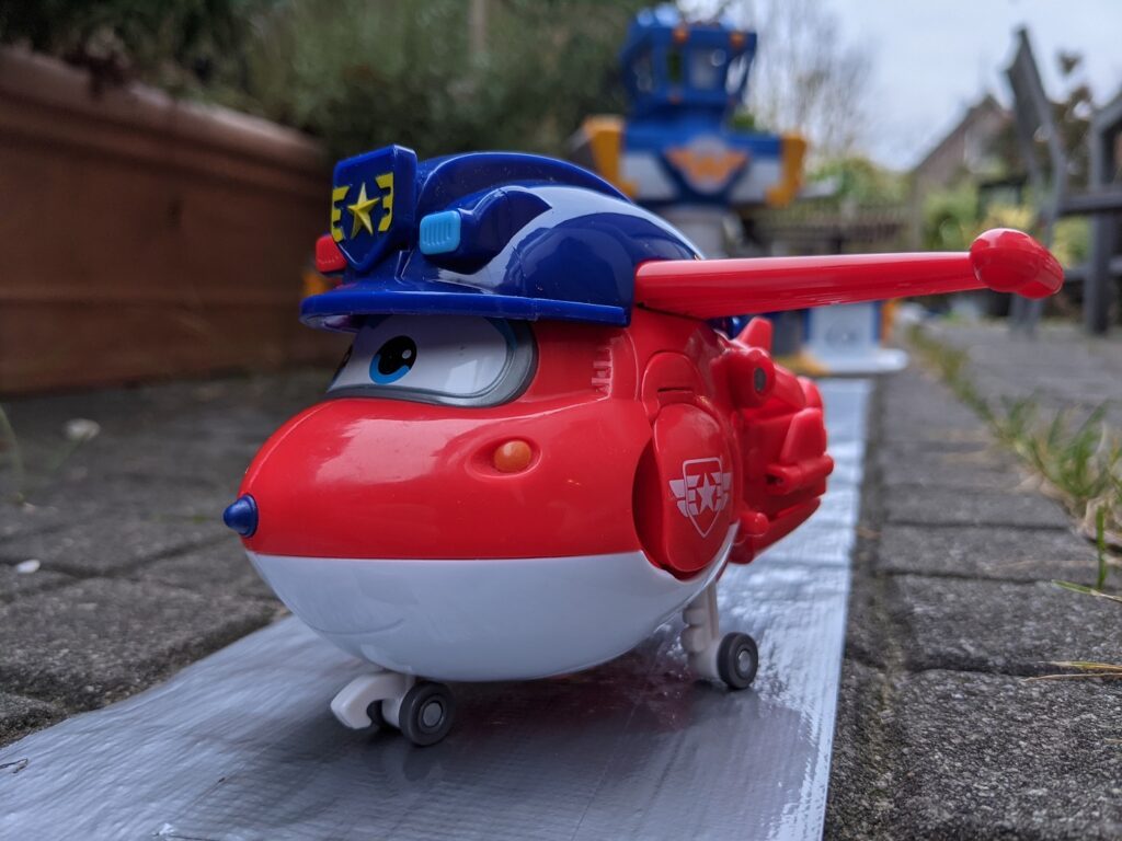 Tower an Papa: "Die Super Wings Spielzeuge landen" 2 Super Wings Jett