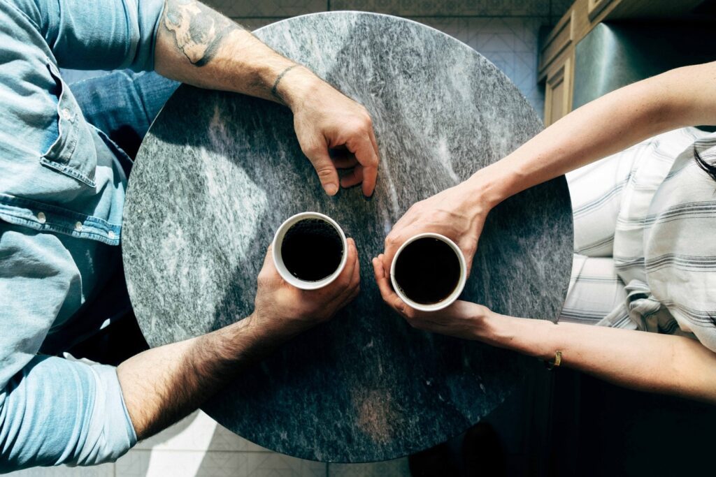 Ein Paar diskutiert mit einem Kaffee in der Hand