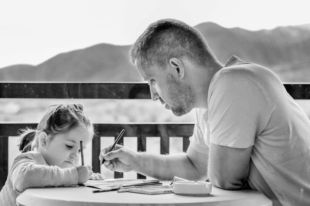 Der Papa motiviert die Tochter beim Lernen