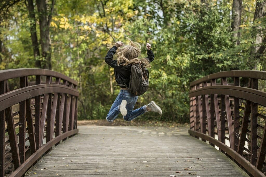 Für einen sicheren Schulweg gibt es gerade in der dunklen Jahreszeit ein paar Tipps