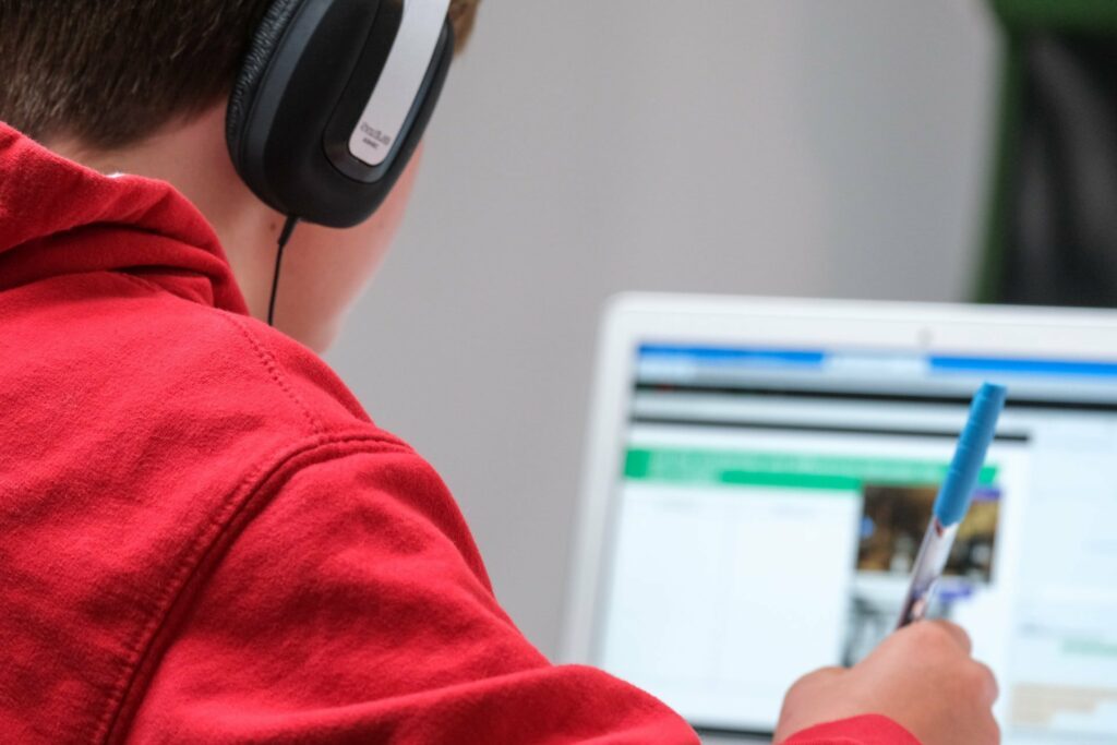 Computer der Schule: Licht und Schatten im Unterricht 6 compare fibre Y8TiLvKnLeg unsplash