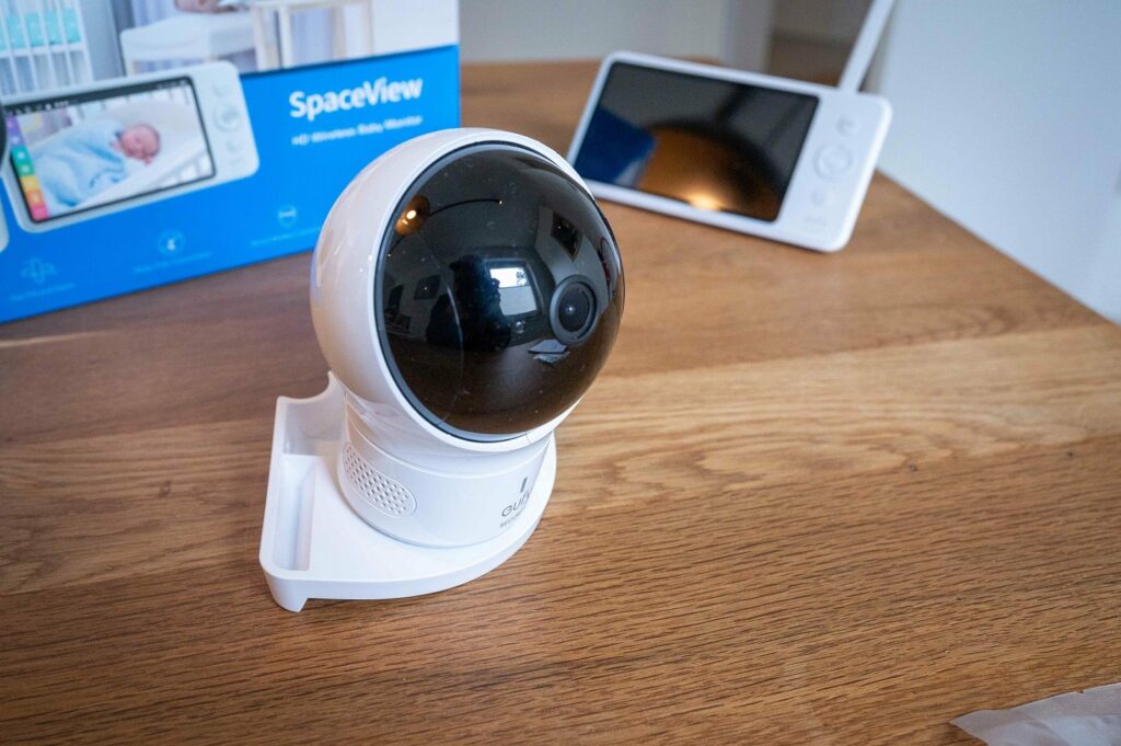 Das eufy Security SpaceView Babyphone hat eine flexible Kamera