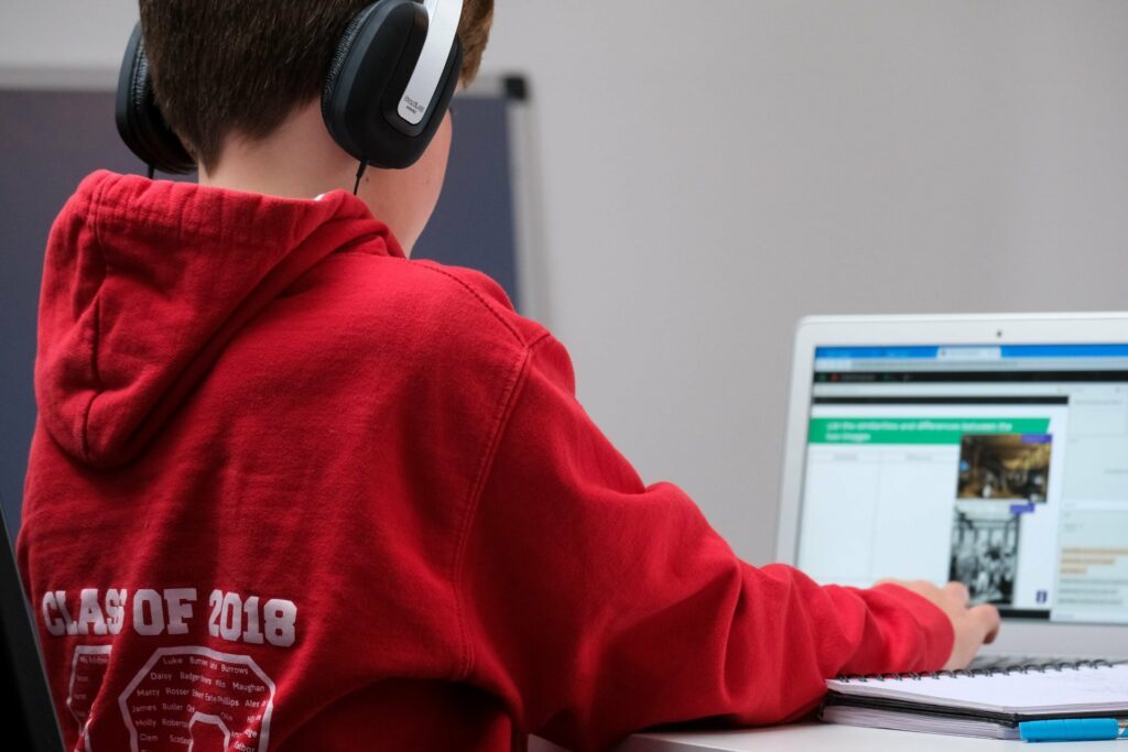 Sicheres Internet für Kinder - 11 Tipps für Eltern und Mediennutzung 6 compare fibre JiOFFI3W7IA unsplash