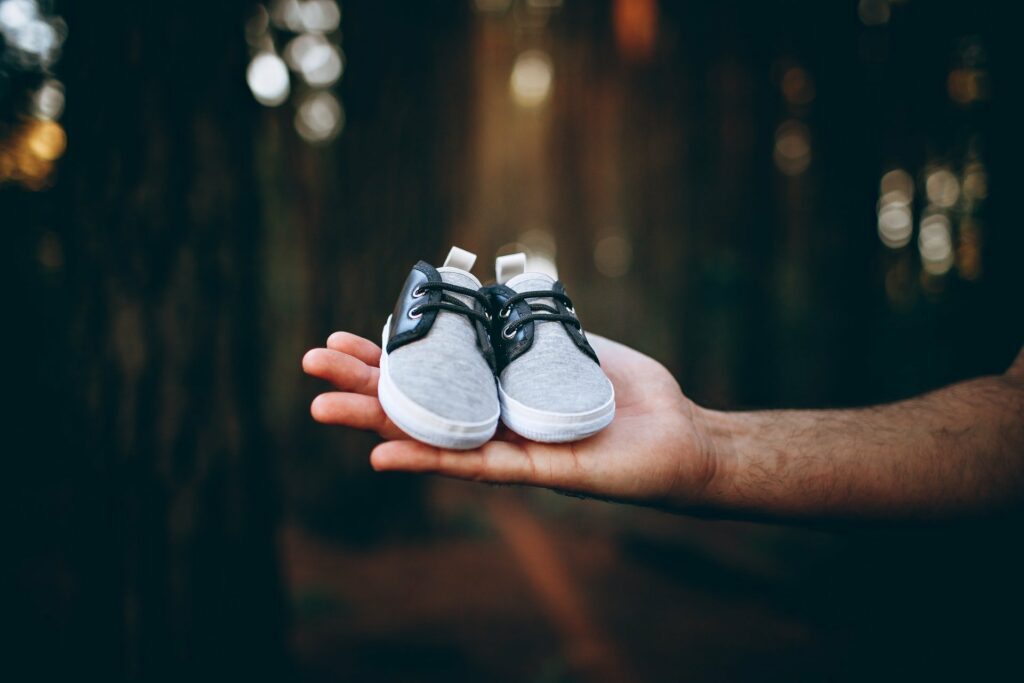 Wenn Kinder mit dem Laufen anfangen, brauchen sie vernünftige Schuhe