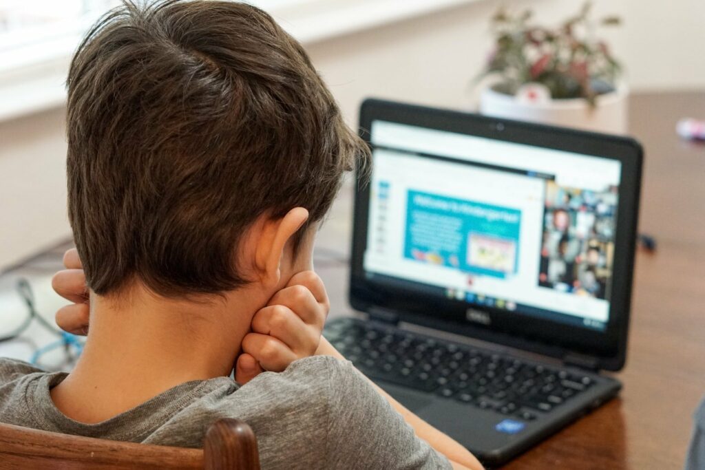 Bei der Nutzung von Social Media lauern gefahren, daher sollten Eltern die ersten Schritte begleiten