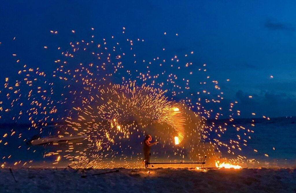 Mit Trommeleinlagen und einem artistischen Strand-Feuerwerk wird der maledivische Abend auf Amilla Maldives eingeläutet.