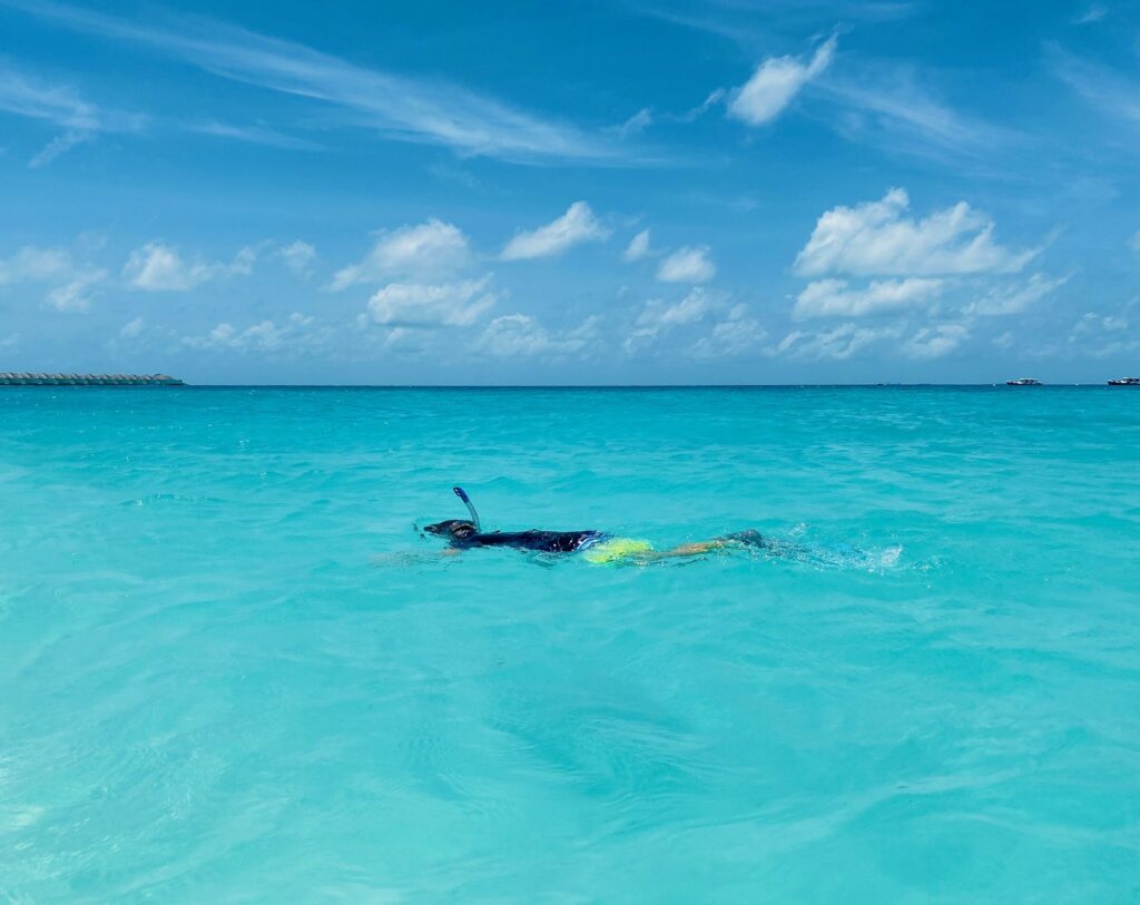 Direkt vor der eigenen Beach-Villa erstreckt sich die türkis-funkelnde Lagune von Finolhu Island.