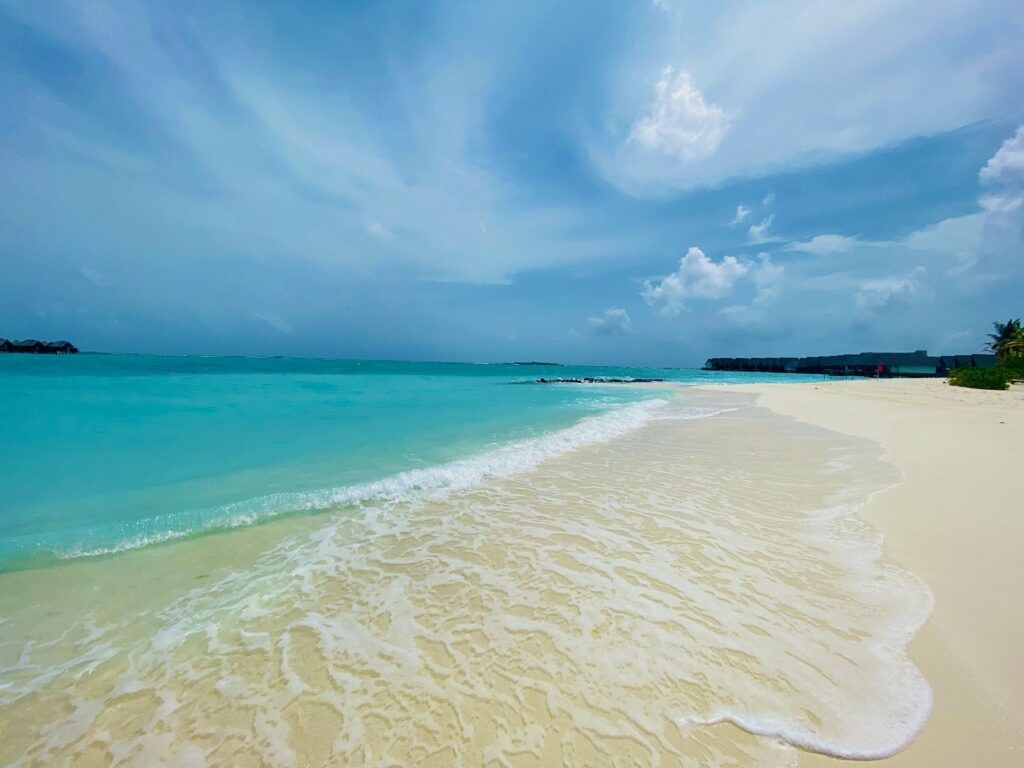 Menschenleere Strände auf Heritance Aarah im Baa-Atoll der Malediven.