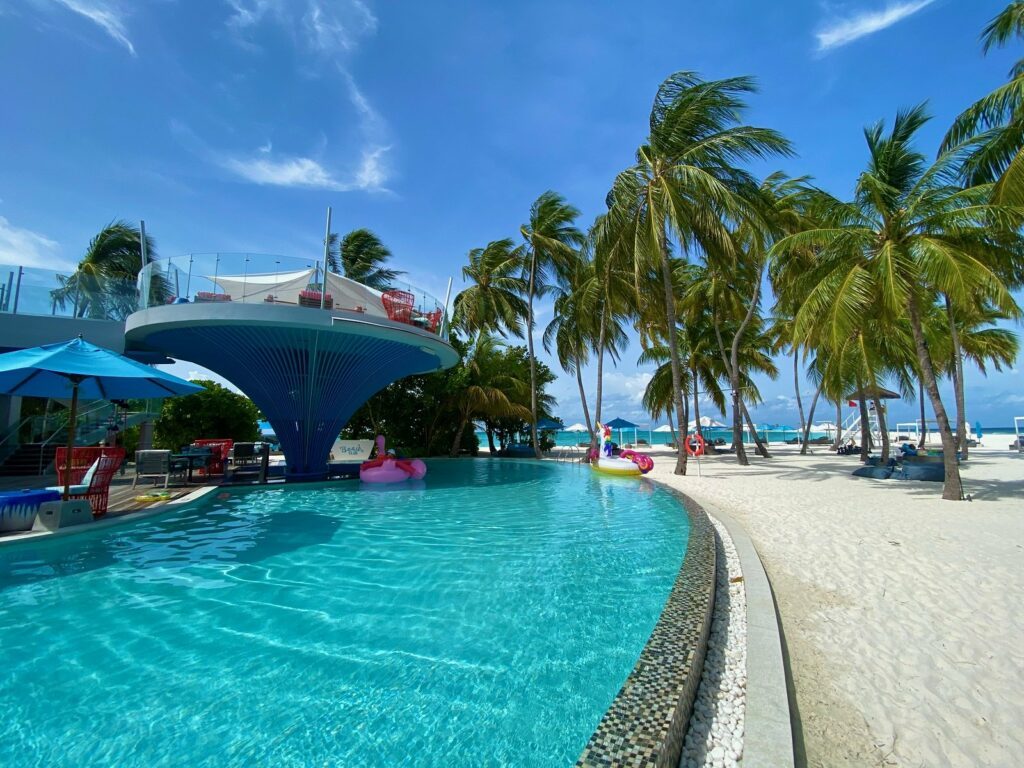 In einen psychedelischen Farbrausch geraten wir nicht nur in der maledivischen Natur, sondern auch am knallbunten Süßwasserpool von Finolhu Island.