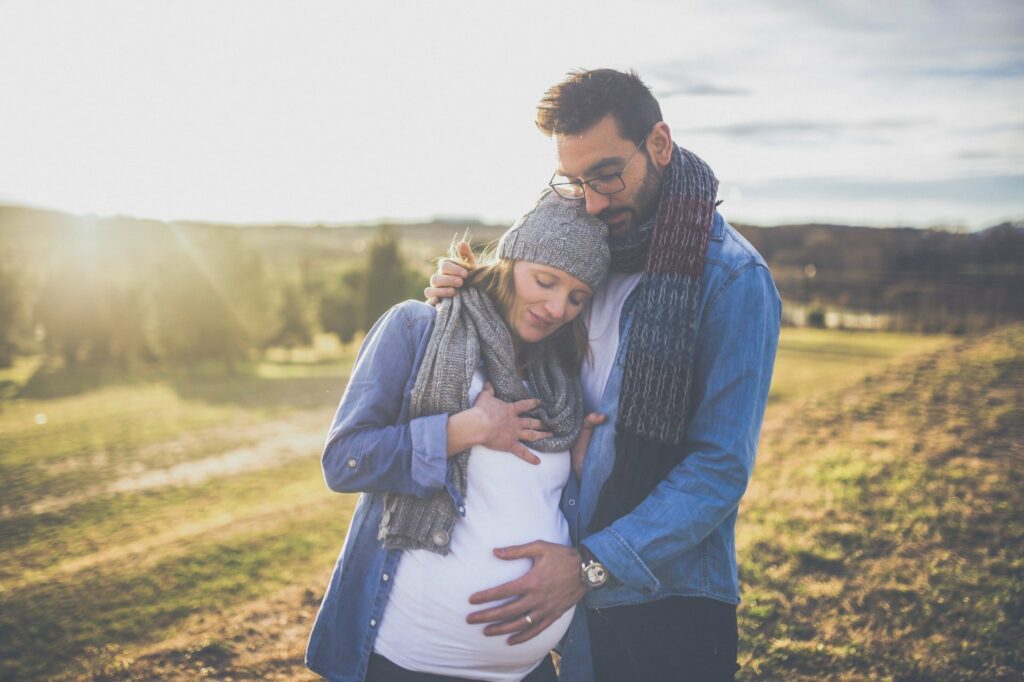 Unverheiratete Eltern - was Paare beim ersten Kind beachten sollten 4 isaac quesada APCLzzKMfLU unsplash