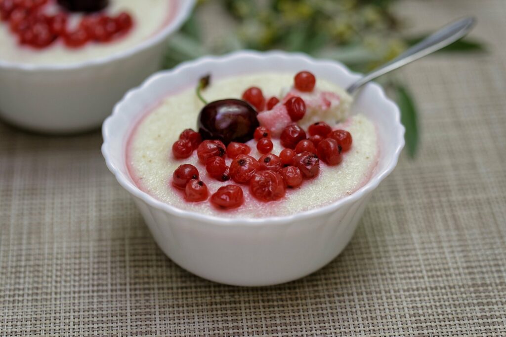 Ein Grießbrei kann auch vegan mit Mandelmilch zubereitet werden