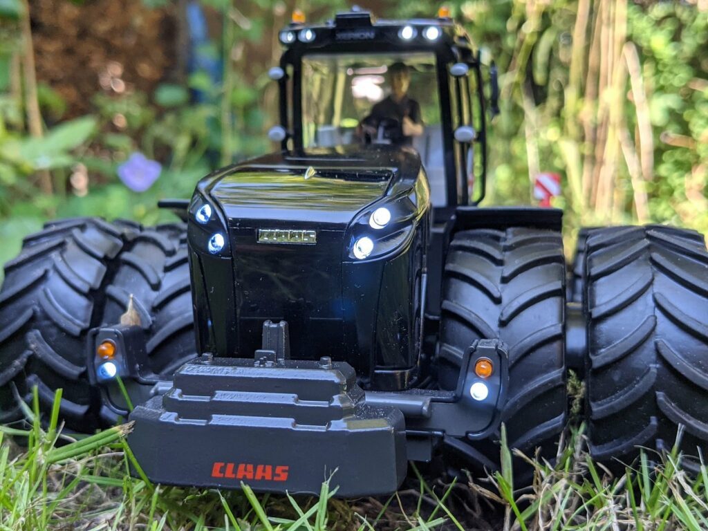 Claas Xerion 5000 von SIKU - black edition Sondermodell 47 Claas Xerion 5000 Special Edition mit Siku Control und 22 LED Lampen