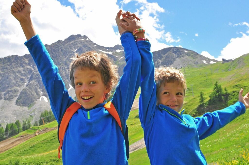 10 Tipps - So schaffst du eine starke Vater-Sohn-Beziehung 7 Geschwister wie Freunde Arme Hoch