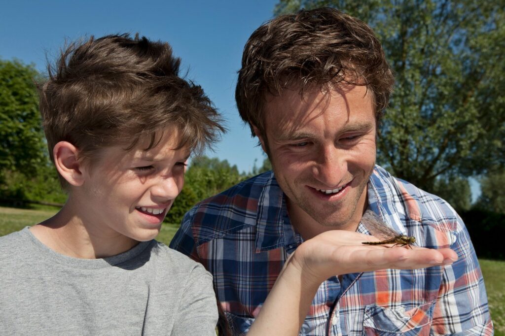10 Tipps - So schaffst du eine starke Vater-Sohn-Beziehung 8 Michael und Dennis mit Libelle