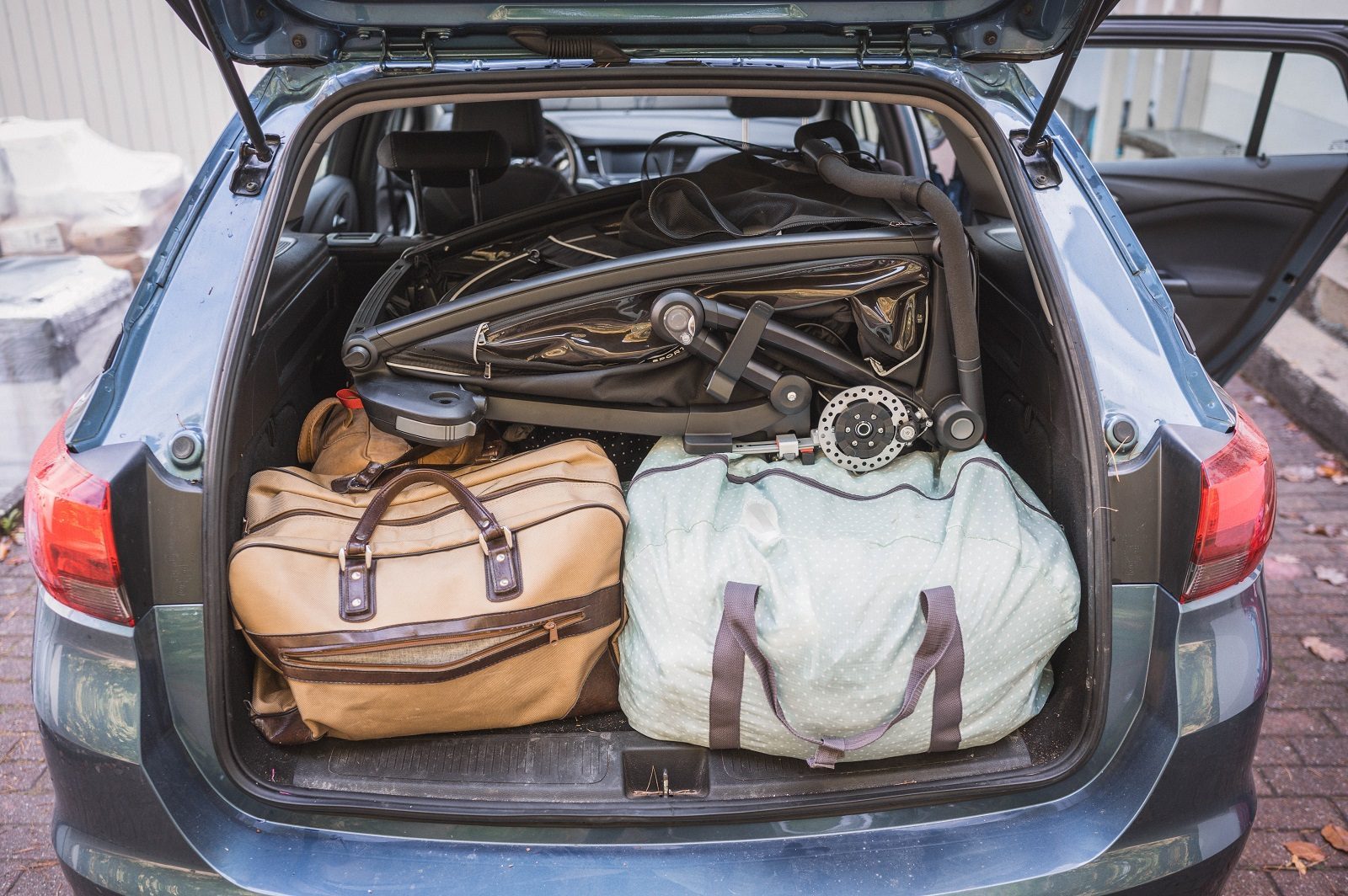 4-in-1-Anhänger: Thule Chariot Sport 2 im großen Daddy-Check 12 Fahrradanhänger Thule Chariot Sport 2 im Kofferraum