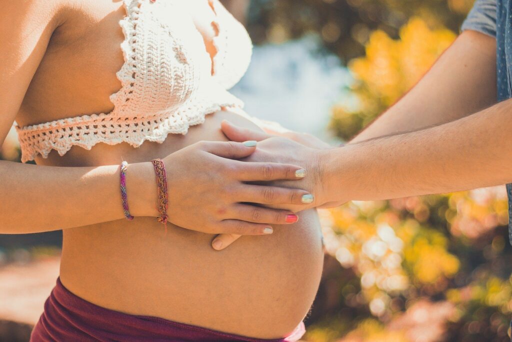 Sex in der Schwangerschaft - hot or not? 7 schwangere frau zeigt dicken bauch