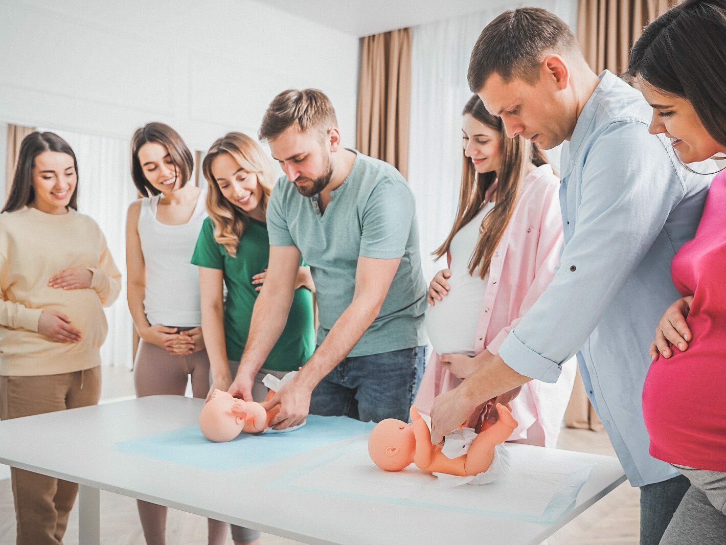 Väter und Mütter beim Geburtsvorbereitungskurs