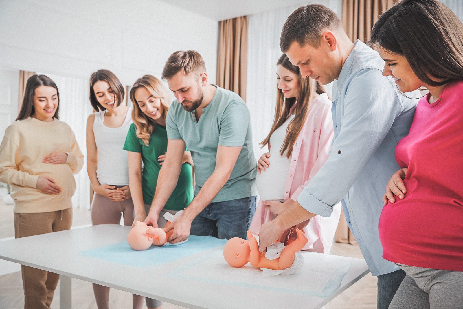 Väter und Mütter beim Geburtsvorbereitungskurs